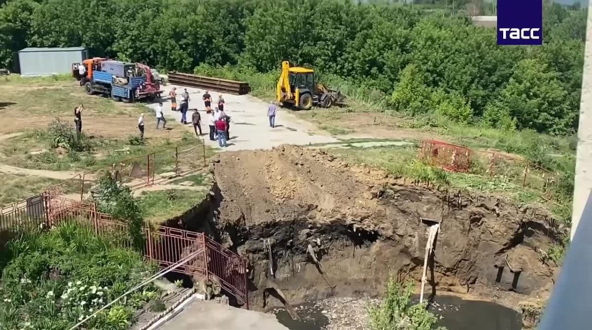 Грунт обрушился возле многоквартирного дома в Горском микрорайоне Новосибирска, в результате чего образовалась крупная яма