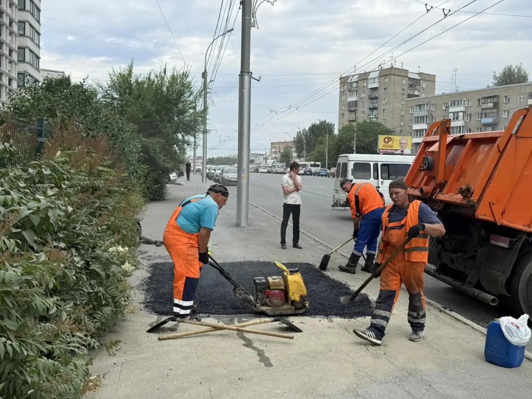 Моем, красим, ремонтируем: в Дзержинке навели порядок на основных магистралях Моем, красим, ремонтируем: в Дзержинке навели порядок на основных магистралях