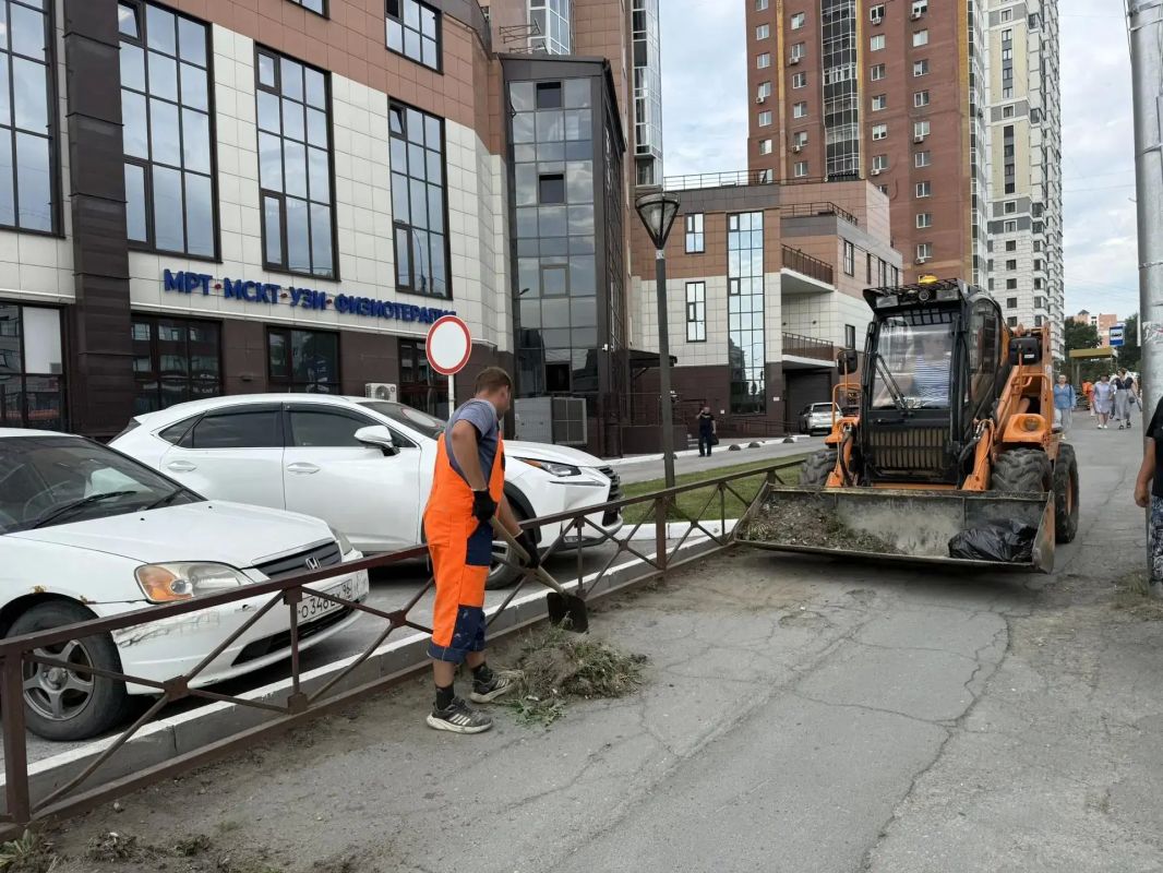 Моем, красим, ремонтируем: в Дзержинке навели порядок на основных магистралях Моем, красим, ремонтируем: в Дзержинке навели порядок на основных магистралях