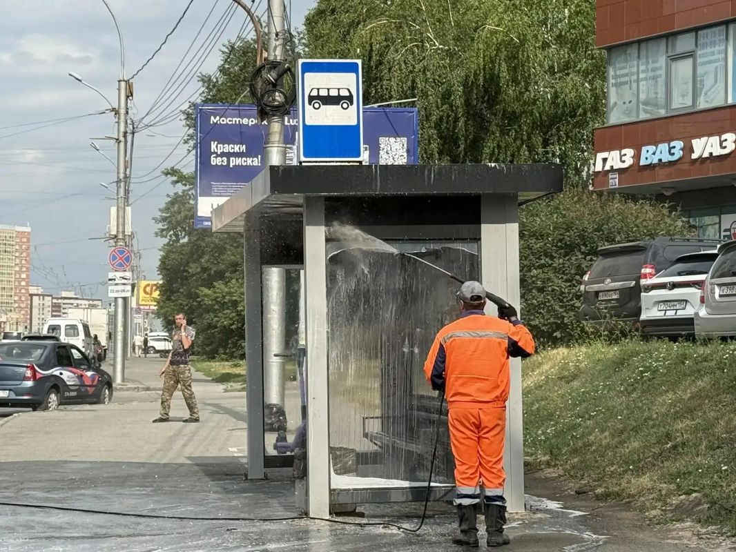Моем, красим, ремонтируем: в Дзержинке навели порядок на основных магистралях Моем, красим, ремонтируем: в Дзержинке навели порядок на основных магистралях