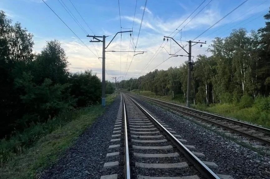 В Новосибирске электропоезд насмерть сбил мужчину в наушниках