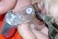 В Новосибирске скорая увезла ребенка с застрявшим в триммере языком