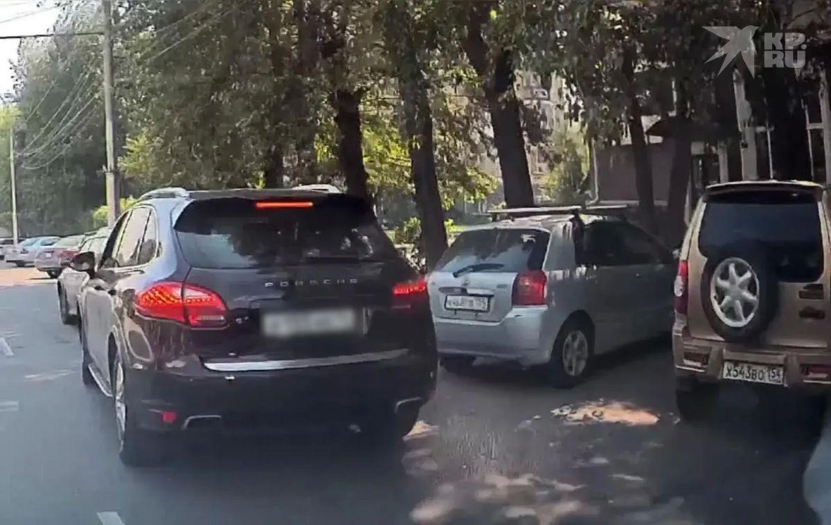 Водитель на Porsche Cayenne разбил стекло автомобиля инвалида на Сибиряков-Гвардейцев и скрылся Водитель на Porsche Cayenne разбил стекло автомобиля инвалида на Сибиряков-Гвардейцев и скрылся