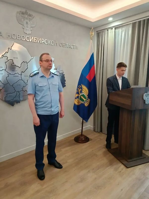 ПРИСЯГА ПРОКУРОРА. В прокуратуре Новосибирской области состоялось торжественное принятие Присяги прокурора впервые поступившим на службу молодым специалистом - помощником прокурора Кировского района г. Новосибирска Евгением... ПРИСЯГА ПРОКУРОРА. В прокуратуре Новосибирской области состоялось торжественное принятие Присяги прокурора впервые поступившим на службу молодым специалистом - помощником прокурора Кировского района г. Новосибирска Евгением...