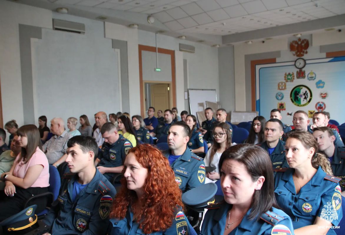 Представители Российского общества «Знание» провели лекции для сотрудников МЧС России Представители Российского общества «Знание» провели лекции для сотрудников МЧС России
