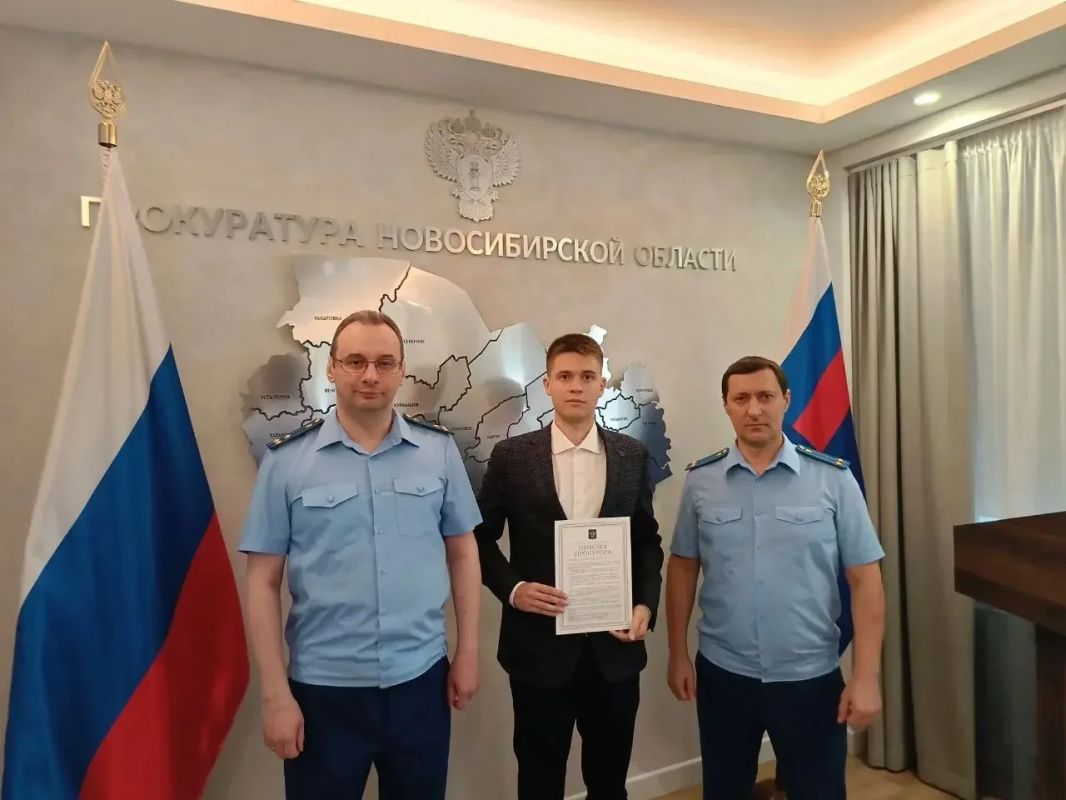 ПРИСЯГА ПРОКУРОРА. В прокуратуре Новосибирской области состоялось торжественное принятие Присяги прокурора впервые поступившим на службу молодым специалистом - помощником прокурора Кировского района г. Новосибирска Евгением... ПРИСЯГА ПРОКУРОРА. В прокуратуре Новосибирской области состоялось торжественное принятие Присяги прокурора впервые поступившим на службу молодым специалистом - помощником прокурора Кировского района г. Новосибирска Евгением...