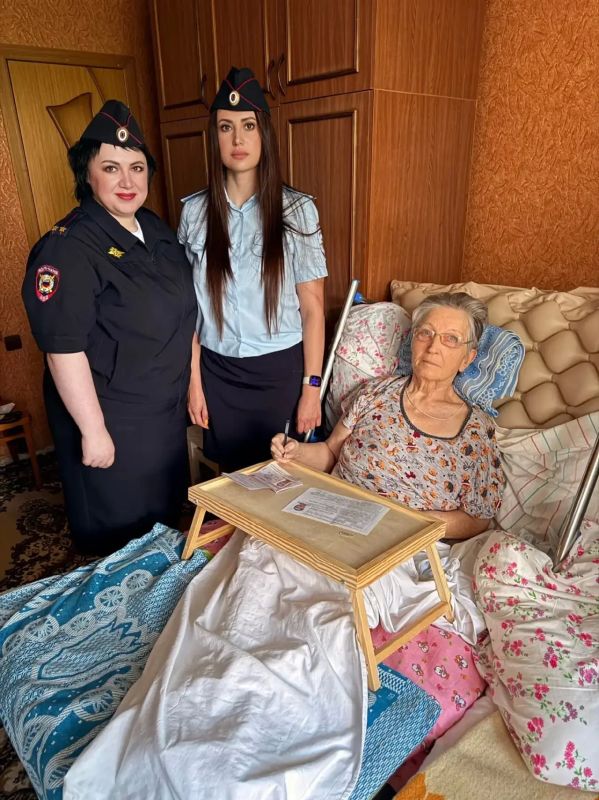 В Новосибирской области сотрудники полиции вручили пожилой семейной паре новые паспорта Российской Федерации В Новосибирской области сотрудники полиции вручили пожилой семейной паре новые паспорта Российской Федерации