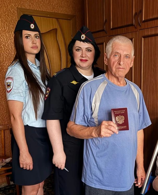 В Новосибирской области сотрудники полиции вручили пожилой семейной паре новые паспорта Российской Федерации