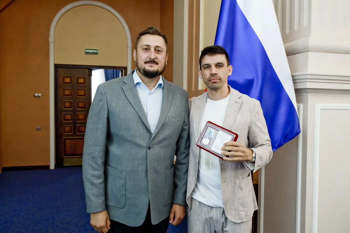 Нагрудный знак «За содействие СВО» вручили новосибирцам Нагрудный знак «За содействие СВО» вручили новосибирцам