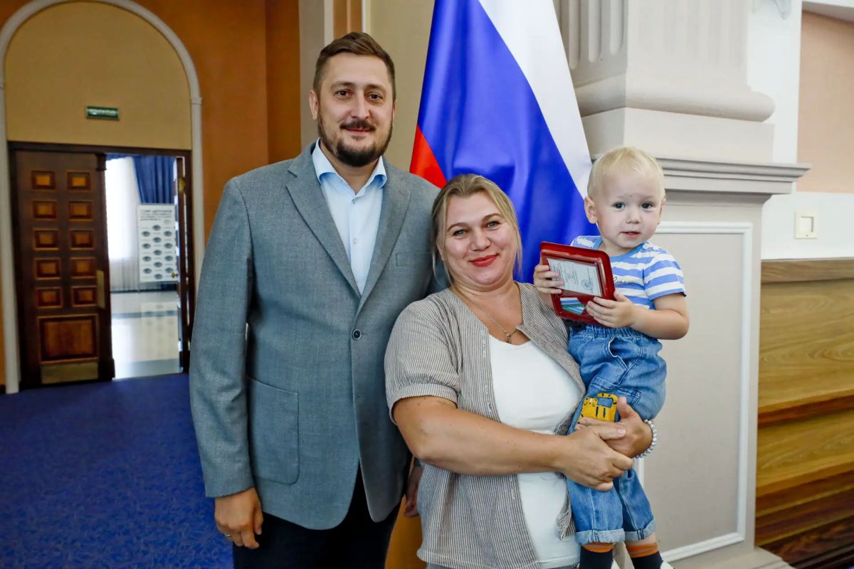Нагрудный знак «За содействие СВО» вручили новосибирцам Нагрудный знак «За содействие СВО» вручили новосибирцам