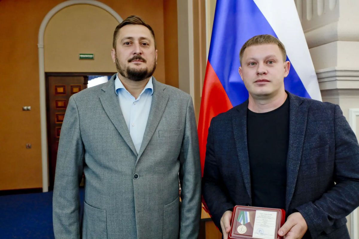 Нагрудный знак «За содействие СВО» вручили новосибирцам Нагрудный знак «За содействие СВО» вручили новосибирцам