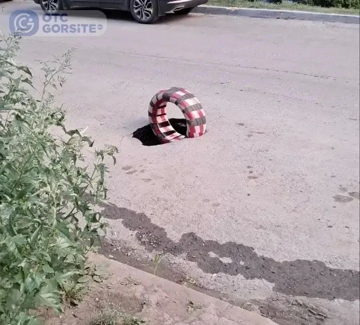 Новая яма на Горском. Подписчик ОТС-Горсайта поделился фотографией очередного углубления на дороге по адресу Горский микрорайон, 10. Чтобы никто не пострадал, местные жители поместили туда покрышку