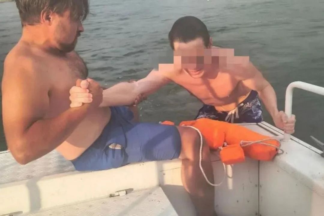 Чудо на Бугринской косе: спасатели вытащили мужчину за секунду до трагедии
