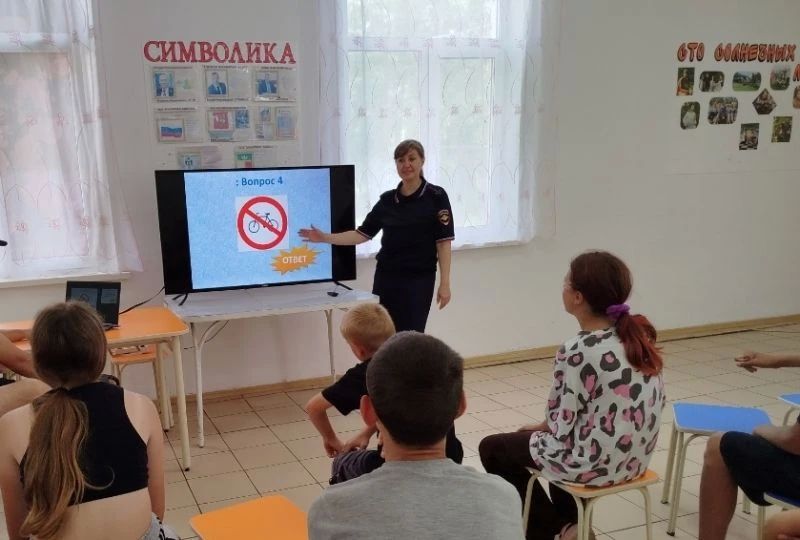 В Новосибирской области сотрудники Госавтоинспекции провели для ребят из оздоровительного лагеря викторину по Правилам дорожного движения В Новосибирской области сотрудники Госавтоинспекции провели для ребят из оздоровительного лагеря викторину по Правилам дорожного движения