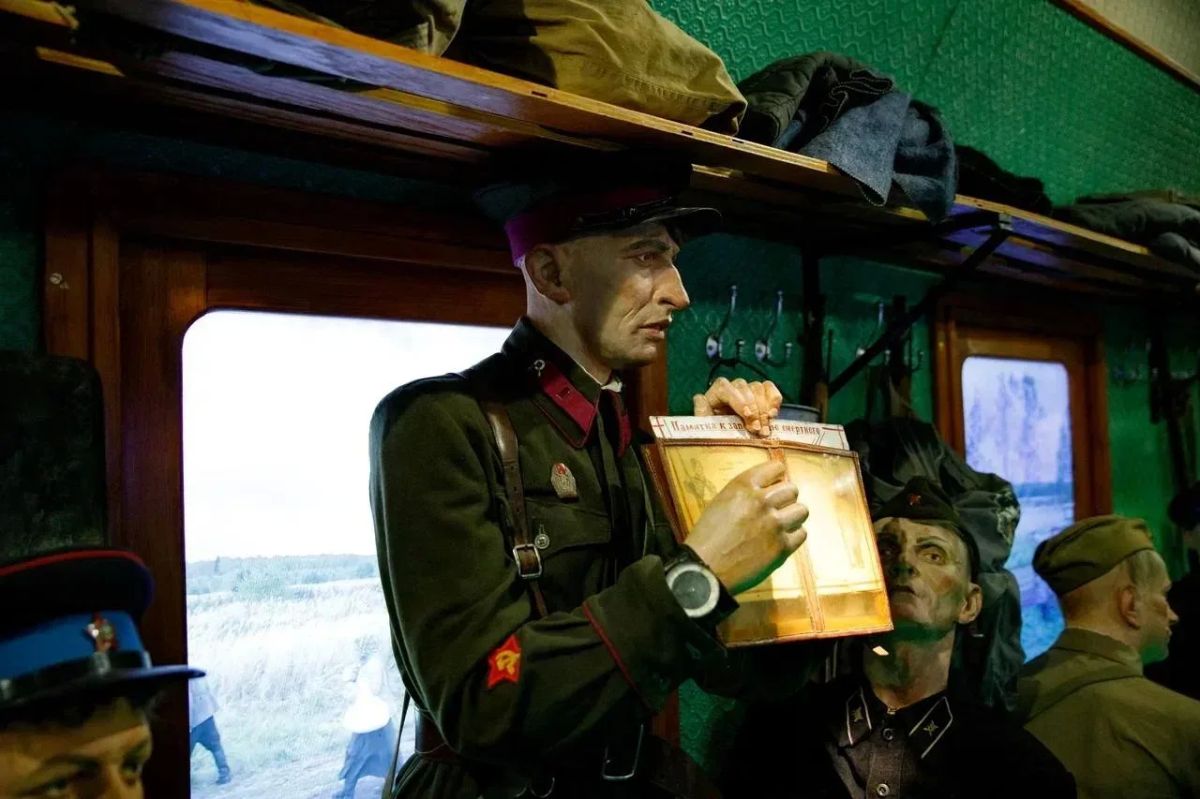 Тысяча новосибирцев посетила «Поезд Победы» в первый день его работы Тысяча новосибирцев посетила «Поезд Победы» в первый день его работы