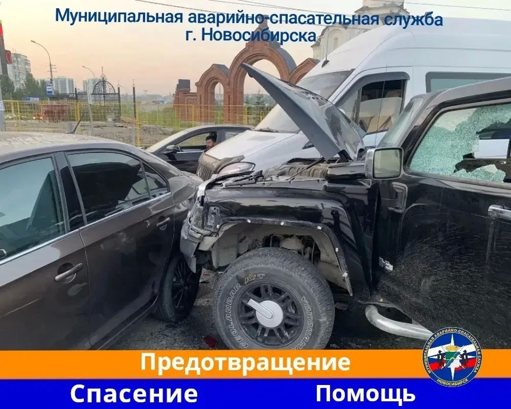 В массовой аварии в Новосибирске пострадал сотрудник Росгвардии В массовой аварии в Новосибирске пострадал сотрудник Росгвардии