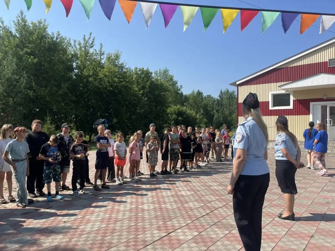 В Чановском муниципальном округе в рамках Всероссийской акции полицейские провели мероприятие «Зарядка со стражем порядка - 2026» В Чановском муниципальном округе в рамках Всероссийской акции полицейские провели мероприятие «Зарядка со стражем порядка - 2026»