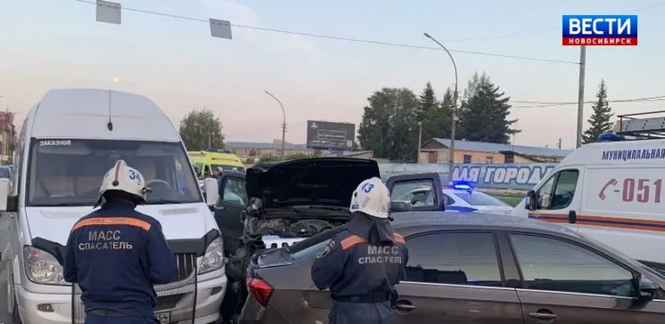 Серьёзная авария. В Новосибирске на пересечении улиц Немировича Данченко и Ватутина столкнулись сразу четыре машины: Skoda Rapid, Mercedes Benz Sprinter, Hummer H3 и LADA Granta