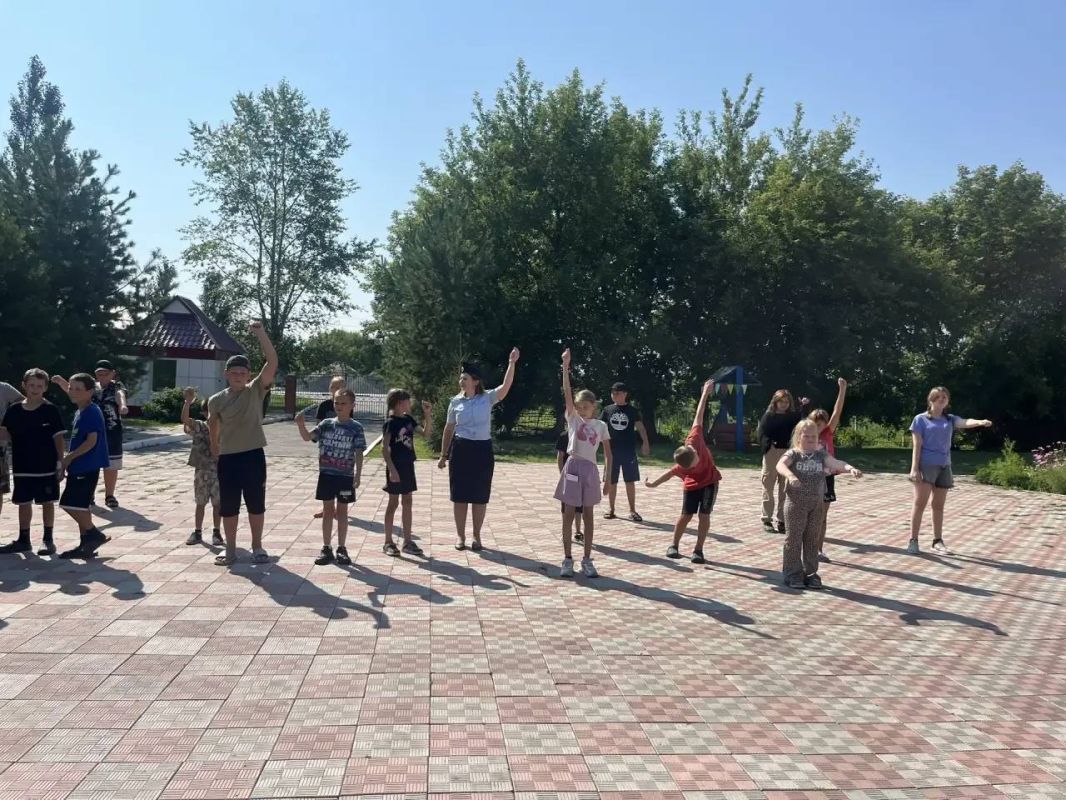 В Чановском муниципальном округе в рамках Всероссийской акции полицейские провели мероприятие «Зарядка со стражем порядка - 2026» В Чановском муниципальном округе в рамках Всероссийской акции полицейские провели мероприятие «Зарядка со стражем порядка - 2026»