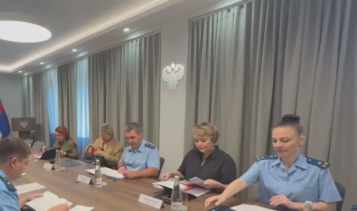 Прокурор Новосибирской области Александр Бучман провел личный прием граждан по вопросам приема детей в школы и обеспечения кибербезопасности в образовательных учреждениях