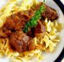 Мясной уют: свиной гуляш с домашней лапшой, способный завоевать сердца