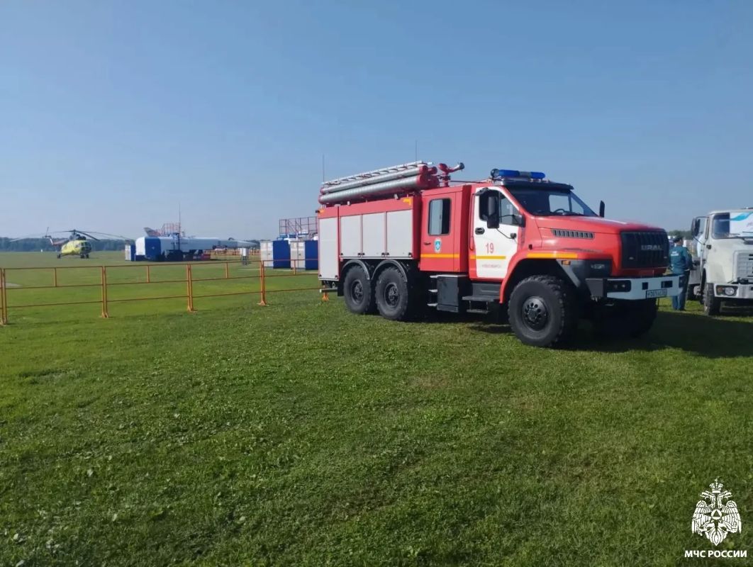 Новосибирские огнеборцы обеспечивают пожарную безопасность на авиашоу «ВИВА АВИА!» Новосибирские огнеборцы обеспечивают пожарную безопасность на авиашоу «ВИВА АВИА!»