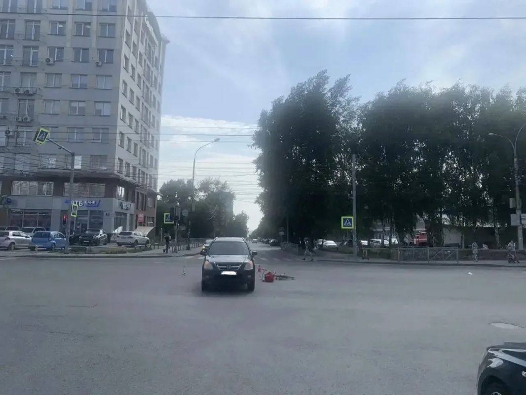 В Новосибирске автомобиль сбил 18-летнего велосипедиста, ехавшего на красный свет