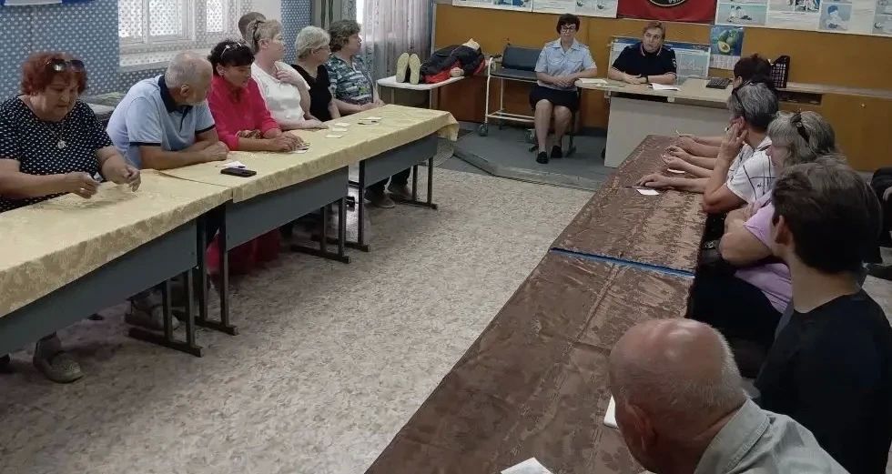 В Новосибирской области полицейские провели встречу с семьями военнослужащих по профилактике IT-преступлений В Новосибирской области полицейские провели встречу с семьями военнослужащих по профилактике IT-преступлений
