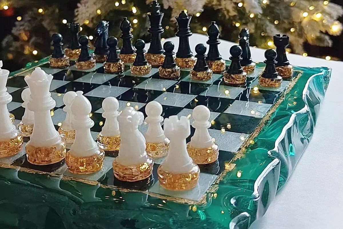 Шахматы как искусство: мастер из Новосибирска превращает смолу в шедевры Шахматы как искусство: мастер из Новосибирска превращает смолу в шедевры