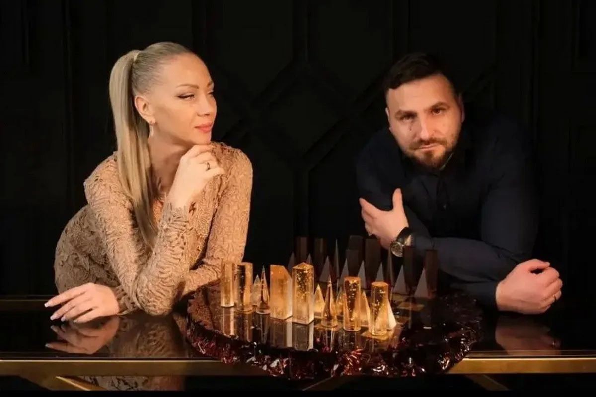 Шахматы как искусство: мастер из Новосибирска превращает смолу в шедевры Шахматы как искусство: мастер из Новосибирска превращает смолу в шедевры