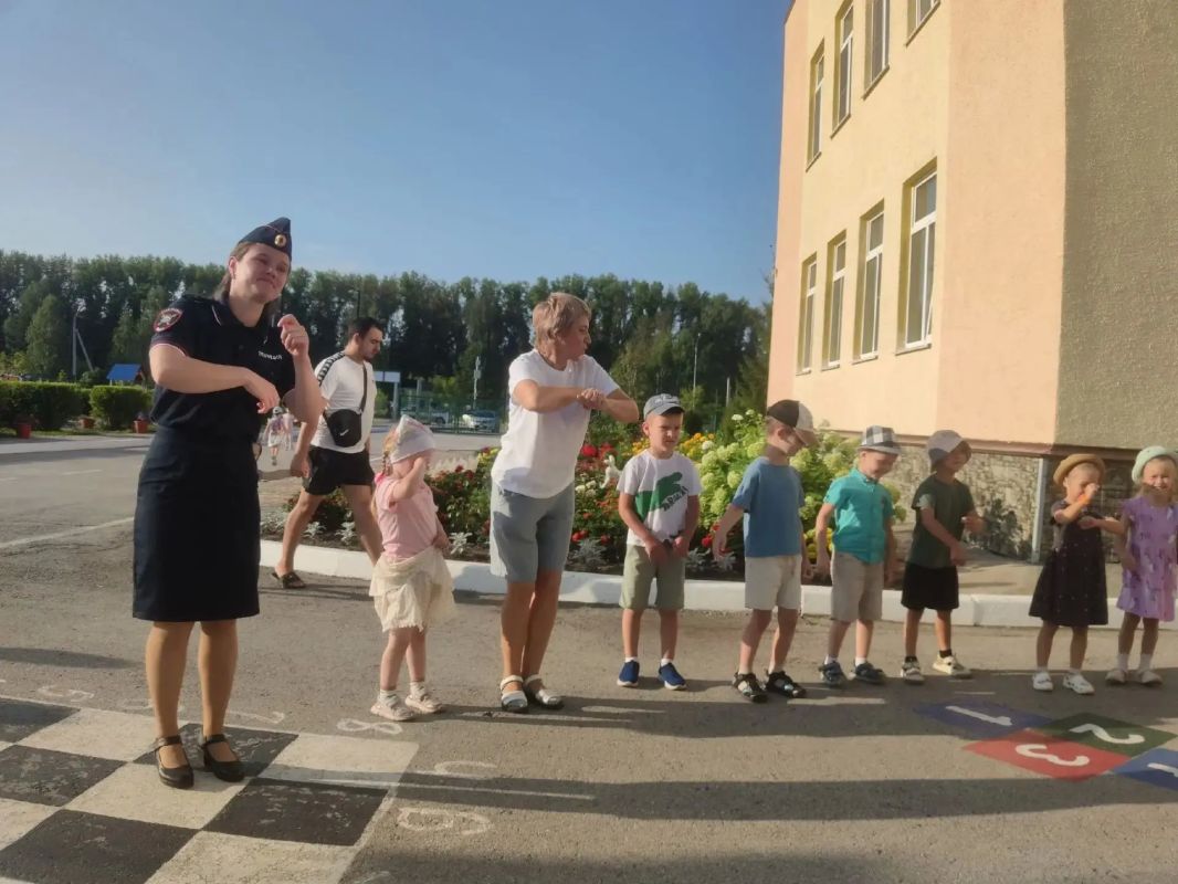 В преддверии Дня физкультурника в детском саду «Сказка» состоялось спортивно-оздоровительное мероприятие — утренняя зарядка со стражем порядка В преддверии Дня физкультурника в детском саду «Сказка» состоялось спортивно-оздоровительное мероприятие — утренняя зарядка со стражем порядка