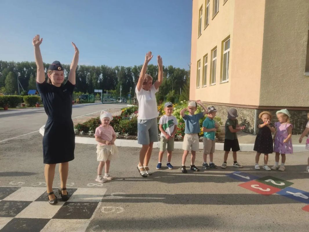 В преддверии Дня физкультурника в детском саду «Сказка» состоялось спортивно-оздоровительное мероприятие — утренняя зарядка со стражем порядка В преддверии Дня физкультурника в детском саду «Сказка» состоялось спортивно-оздоровительное мероприятие — утренняя зарядка со стражем порядка