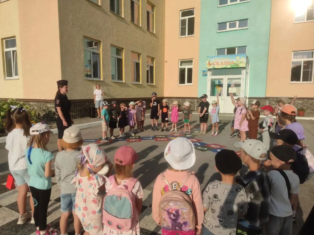 В преддверии Дня физкультурника в детском саду «Сказка» состоялось спортивно-оздоровительное мероприятие — утренняя зарядка со стражем порядка В преддверии Дня физкультурника в детском саду «Сказка» состоялось спортивно-оздоровительное мероприятие — утренняя зарядка со стражем порядка
