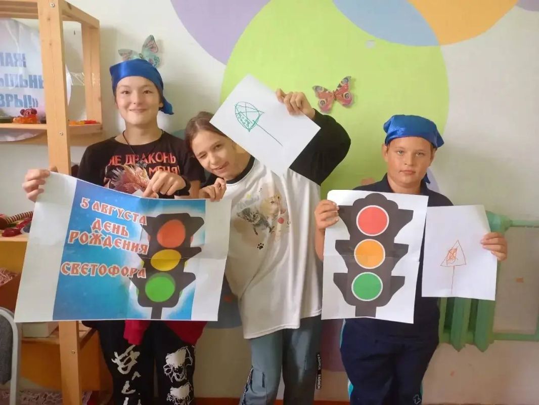 В Татарском районе сотрудники полиции провели праздник для детей, посвященный Дню рождения светофора В Татарском районе сотрудники полиции провели праздник для детей, посвященный Дню рождения светофора
