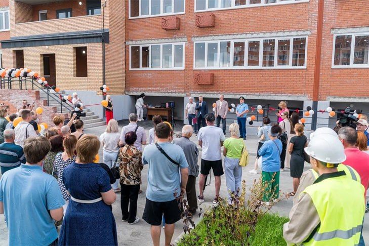 Сегодня собственникам квартир долгостроя по ул. Титова, 253/7 вручили ключи от квартир, которые они ждали более 10 лет Сегодня собственникам квартир долгостроя по ул. Титова, 253/7 вручили ключи от квартир, которые они ждали более 10 лет