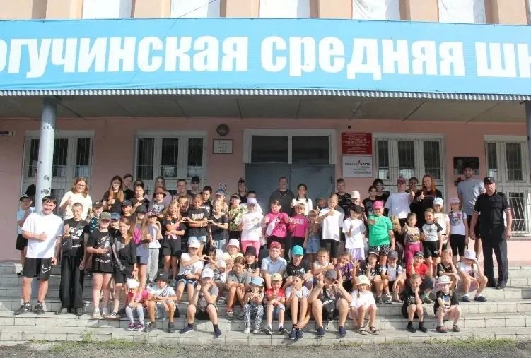 В Тогучинском районе полицейские провели для школьников Зарядку со стражем порядка В Тогучинском районе полицейские провели для школьников Зарядку со стражем порядка