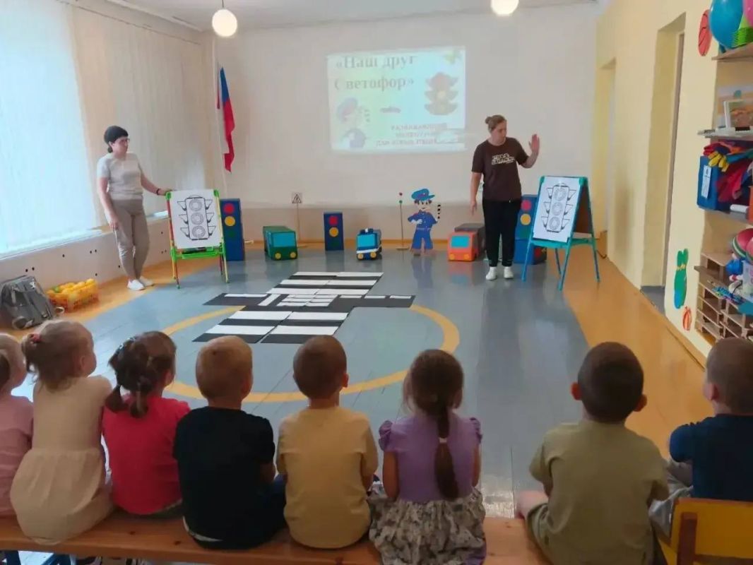 В Татарском районе сотрудники полиции провели праздник для детей, посвященный Дню рождения светофора В Татарском районе сотрудники полиции провели праздник для детей, посвященный Дню рождения светофора
