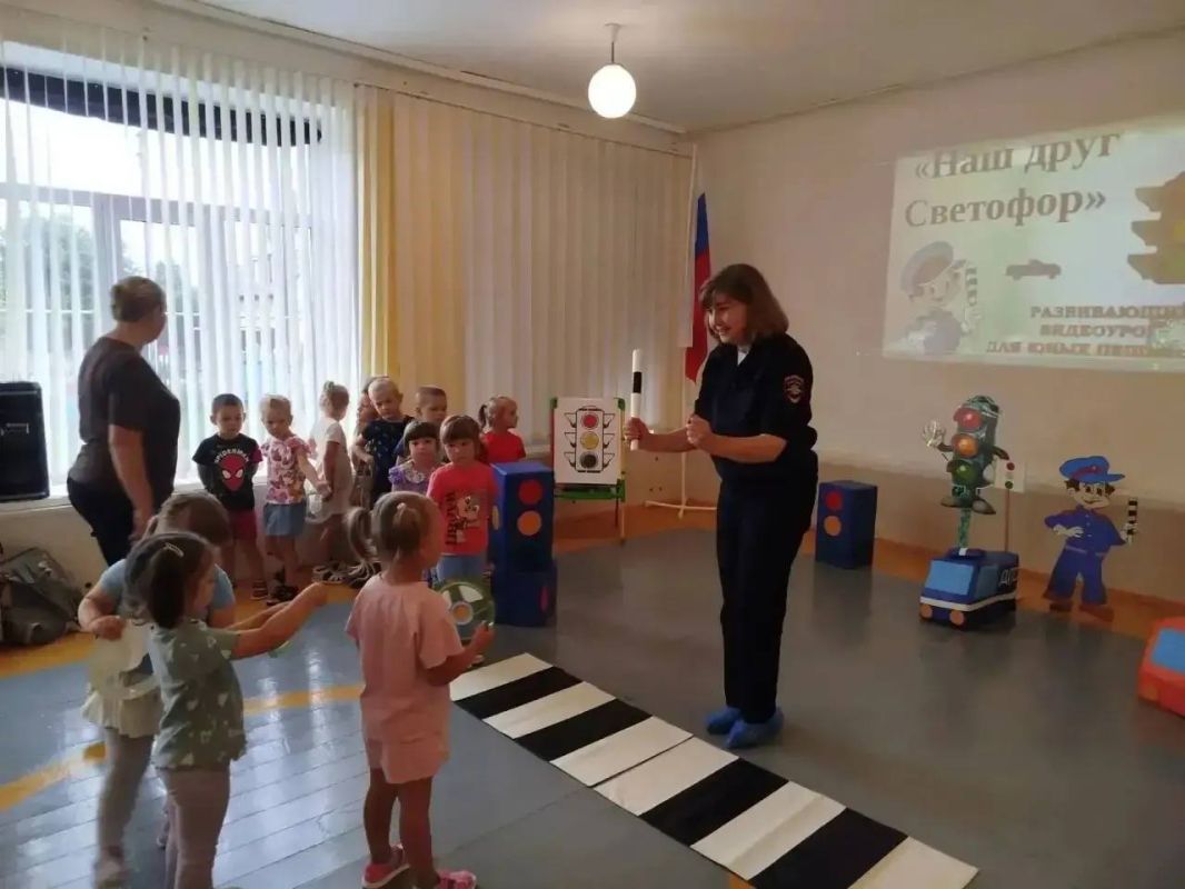 В Татарском районе сотрудники полиции провели праздник для детей, посвященный Дню рождения светофора В Татарском районе сотрудники полиции провели праздник для детей, посвященный Дню рождения светофора