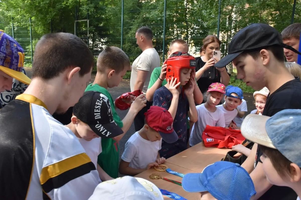В Новосибирске сотрудники полиции совместно с региональной Федерацией Самбо и Общественным советом провели акцию «Зарядка со стражем порядка» В Новосибирске сотрудники полиции совместно с региональной Федерацией Самбо и Общественным советом провели акцию «Зарядка со стражем порядка»
