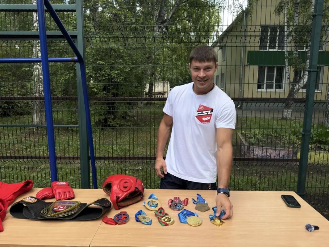 В Новосибирске сотрудники полиции совместно с региональной Федерацией Самбо и Общественным советом провели акцию «Зарядка со стражем порядка» В Новосибирске сотрудники полиции совместно с региональной Федерацией Самбо и Общественным советом провели акцию «Зарядка со стражем порядка»