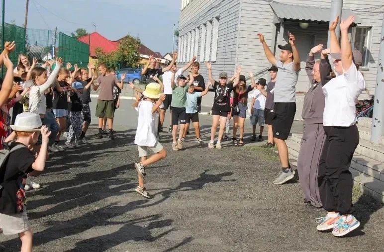 В Тогучинском районе полицейские провели для школьников Зарядку со стражем порядка В Тогучинском районе полицейские провели для школьников Зарядку со стражем порядка
