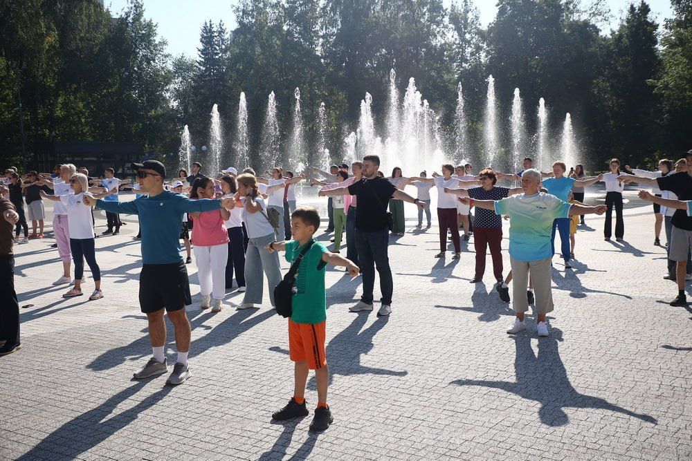 «Зарядку со стражем порядка» устроили в Центральном парке Новосибирска «Зарядку со стражем порядка» устроили в Центральном парке Новосибирска