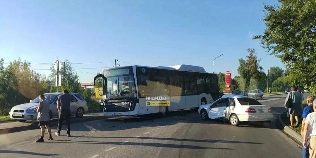 Пьяный водитель вылетел на встречку и протаранил рейсовый автобус в Новосибирске