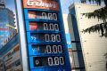 Новосибирцы назвали критическую цену бензина для отказа от авто
