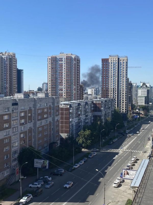 Столб черного дыма виден сейчас в центральной части Новосибирска