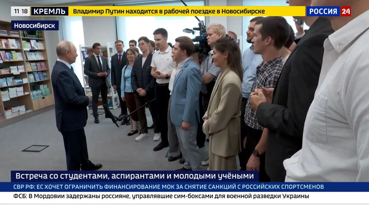 Владимир Путин осмотрел обновлённую физматшколу НГУ