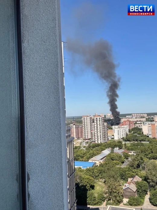 Загорелся дом. В Железнодорожном районе Новосибирска спасатели борются с огнем в частном доме Загорелся дом. В Железнодорожном районе Новосибирска спасатели борются с огнем в частном доме
