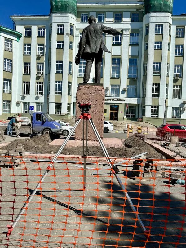 В сквере «Водник» завершают ремонт памятника В. И. Ленину В сквере «Водник» завершают ремонт памятника В. И. Ленину