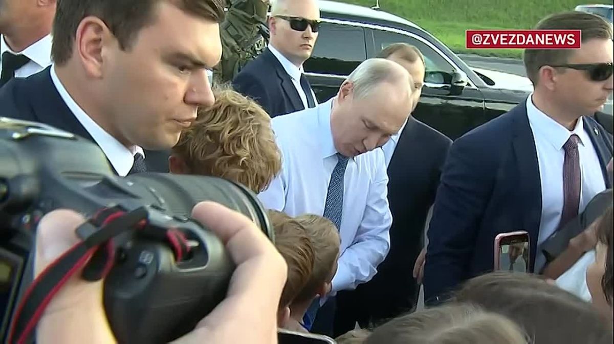 "Вы лучший!": Владимир Путин пообщался с жителями Новосибирска после рабочей программы