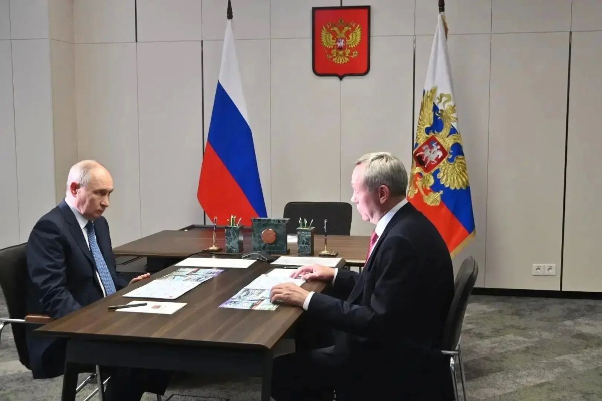Президент Владимир Путин в ходе поездки в Новосибирскую область заслушал доклад Губернатора Андрея Травникова о социально-экономической ситуации в регионе Президент Владимир Путин в ходе поездки в Новосибирскую область заслушал доклад Губернатора Андрея Травникова о социально-экономической ситуации в регионе